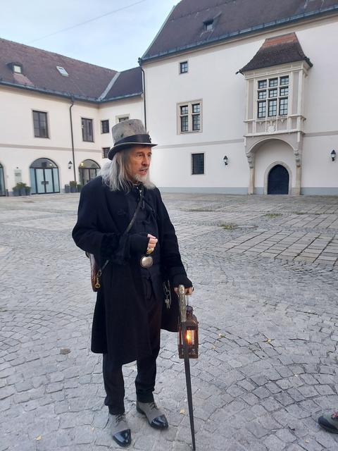 Hinter dem großen Fenster im Welser Schloss hauchte Kaiser Maximilian sein Leben aus.
