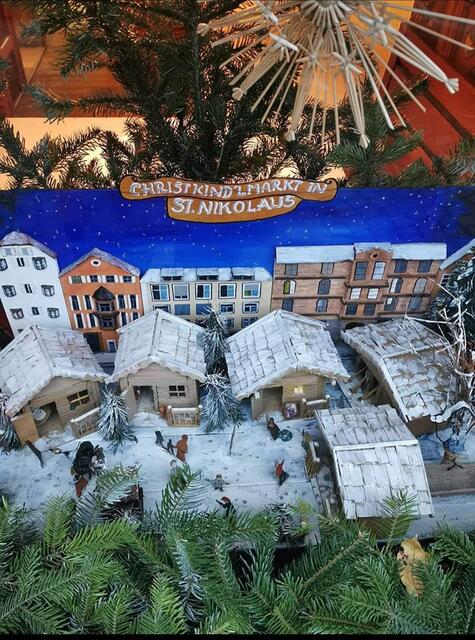 Die Gastro beim Christkindlmarkt gibt es mit Sitzplätzen und Bedienung.