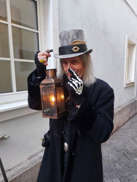 Mit Nachtwächter Hubert Krexhammer geht es auf eine gruselige Erkundungstour durch Wels – passend zu Halloween.