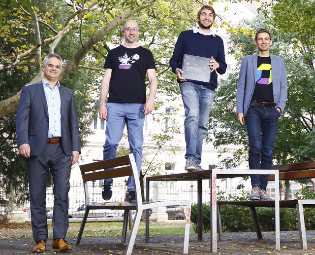 Dekan Roderick Bloem, Dynatrace-Standortleiter Christian Werding, Stipendiat Anton Klinger und Martin Moschitz, Leiter der Business-Teams am Grazer Dynatrace Standort.