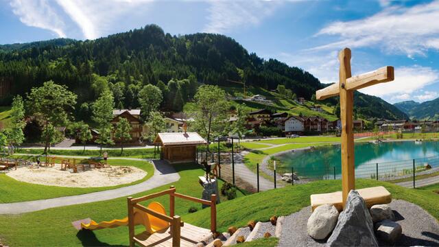 GROSSARL: Rucki-Zucki's Gaudi-Alm – In Großarl wurden die Almen für die Kinder ins Tal geholt. Auf dem Abenteuer-Spielplatz erwartet die Kinder eine Kinder-alm, ein Minibauernhof, ein Bergbach, ein Almsee, ein Kristallbergwerk und vieles mehr. Der Eintritt ist frei.