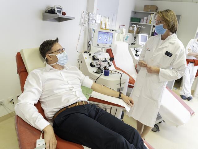 Da die Zahl der Patienten mit einer Coronavirus-Erkrankung in Salzburg wieder steigt, sind mehr Rekonvaleszenten-Plasma-Spender nötig. Also Spender, die bereits am Corona-Virus erkrankt und nun wieder gesund sind. | Foto: Österreichisches Rotes Kreuz (ÖRK) / Helmut Mitter