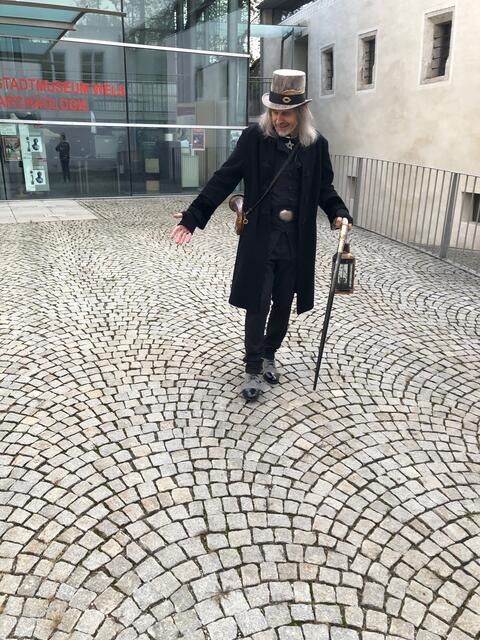 Hier, unter dem Pflaster des Schiesserhofes, versteckt sich der alte Stadtfriedhof.