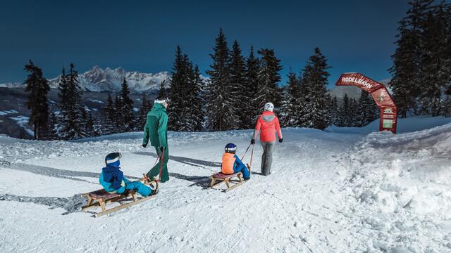RADSTADT: Rodelbahn Königslehen – Die sechs Kilometer lange und beleuchtete Rodelbahn ist ein besonderer Spaß im Schnee. Sie ist mit der 8er Gondelbahn erreichbar und die Benützung ist tagsüber im Ski amadé-Skipass inkludiert. Rodeln können an der Talstation entliehen werden.