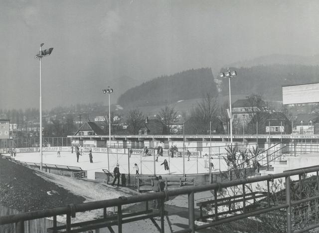 Der Eislaufplatz zu Beginn im Jahre 1974 noch ohne Überdachung.