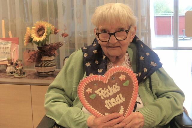 SeneCura-Bewohnerin Hedwig Krutzler mit Lebkuchenherz. | Foto: SeneCura