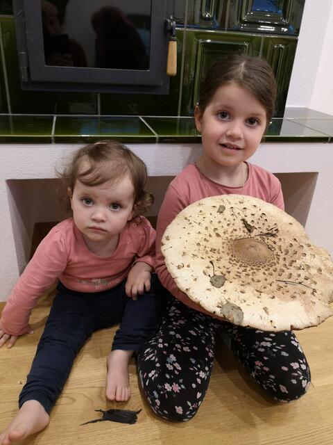 Anna und Frieda freuten sich über den Fund. | Foto: Foto: Stefanie Karl