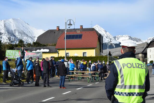 Rund 80 Demonstranten waren in Hohentauern dabei. | Foto: Verderber