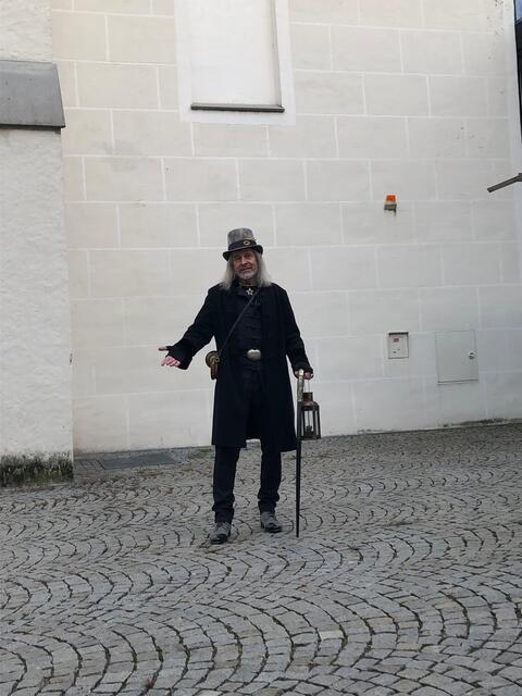 Hier, in der Westmauer des Minoritenklosters, soll eine Nonne eingemauert worden sein.