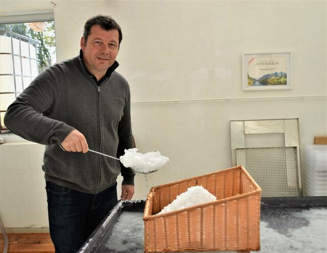 Helmuth Brudl beim Salzschöpfen in seiner Manufaktur in einem kleinen Häuschen im heimatlichen Garten. | Foto: Martin Schöndorfer