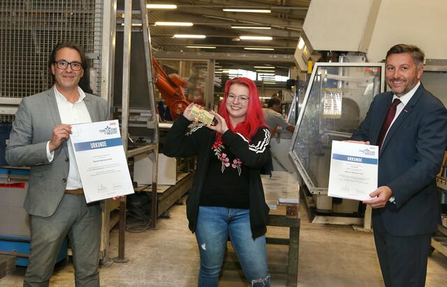 YoungStar of Industry bei Nikitscher in Pinkafeld: KommR Jochen Joachims, Spartenobmann-Stv., Gold-Preisträgerin Vivian Bauer (Nikitscher Metallwaren GmbH) und WK-Direktor-Stv. Harald Schermann