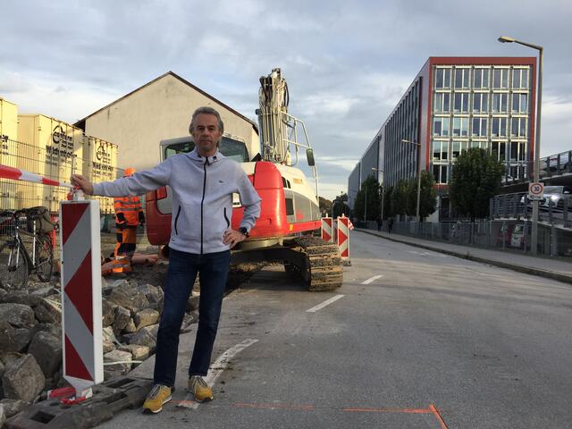 Christoph Brandstätter forderte noch vor dem Sommer eine Begehung und Gespräche mit den Anrainern der Louise-Piech-Straße und zeigt sich jetzt angesichts der Neugestaltung zufrieden. | Foto: Mitterer/ÖVP