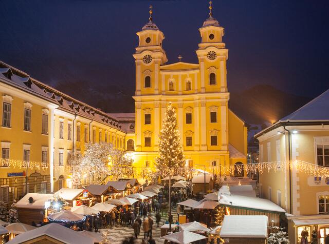 Am Platz vor der Mondseer Kirche wird heuer statt Glühwein und Punsch Kunsthandwerk angeboten.