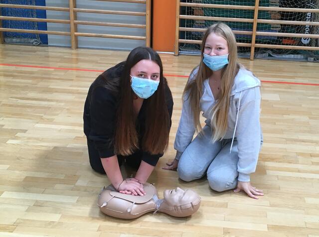 v.r.n.l.: Leonie Brömmer (2AHL) und Lea Ebenhofer (2AHL) üben die richtige Reaktion im Ernstfall. 
 | Foto: HLW Perg