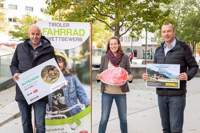 Das Los hat entschieden. Die Hauptpreise bei „Tirol radelt“ werden zur Verfügung gestellt von der Tiroler Tageszeitung und den Raiffeisenbanken Tirol. Norbert Adlassnigg (TT), Projektleiterin Simone Profus (Klimabündnis Tirol), Christian Bevelander (Raiffeisenbanken Tirol) (v.l.).