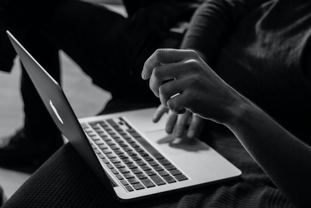 Online: Im Pinzgau kam es zu einem Internet-Betrug. Ein Mann (71) investierte in angebliche Aktien und Kryptowährungen, seinen Beginn bekam er jedoch nicht ausbezahlt.