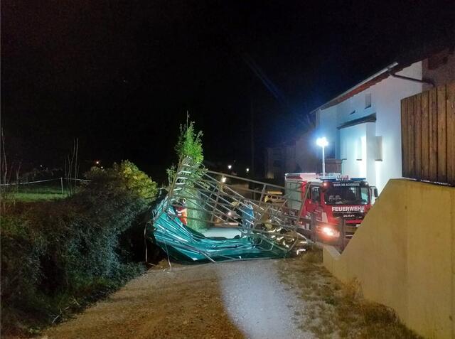 Die Feuerwehr musste in Eben ausrücken um das Zelt zu entfernen.