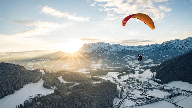 WERFENWENG: Paragleiten – Der Bischling in Werfenweng zählt zu den beliebtesten Fluggebieten in Salzburg und ist auch im Winter einen Flug wert. Durch seine geschützte Lage ist es meist auch dann noch gut fliegbar, wenn der Wind in manch anderen Gebieten Salzburgs zu stark ist.