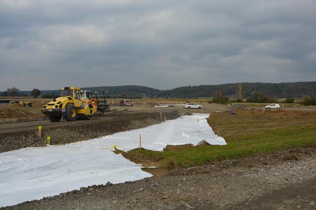 Vorbereitungen laufen: hier wird jener Kreisverkehr entstehen, der als Anschluss an die S 7 Fürstenfelder Schnellstraße dienen wird.