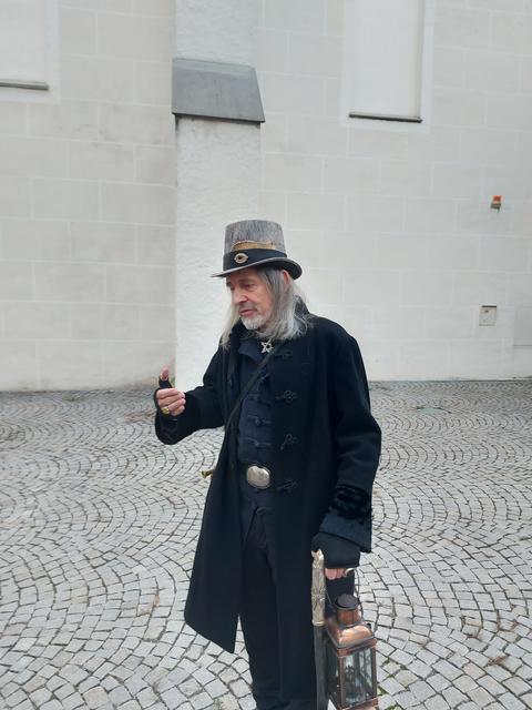 Hier, in der Westmauer des Minoritenklosters, soll eine Nonne eingemauert worden sein.