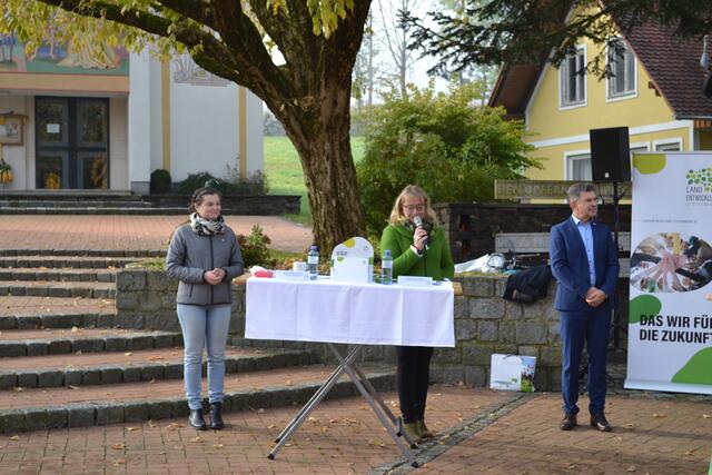 Geschäftsführerin Sandra Höbel erläutert die neue inhaltliche Ausrichtung der Landentwicklung Steiermark. 