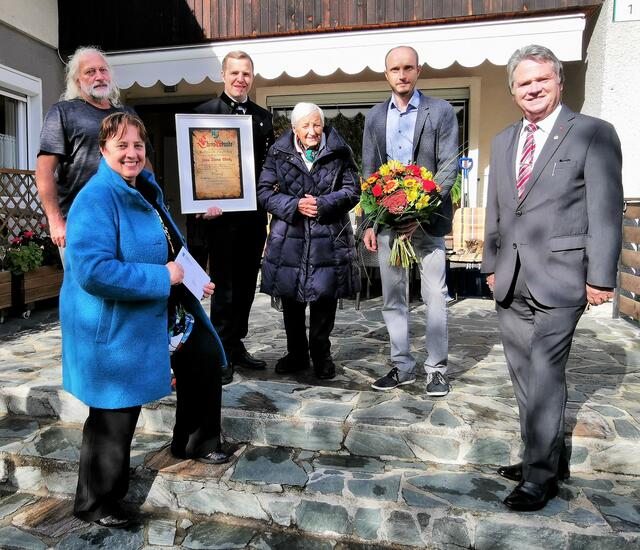 Josef Götz, Monika Hausmann, Bürgermeister Christian Hecher, Ilona Wulz, Thomas Michenthaler und Gerald Almasy (von links) | Foto: Marktgemeinde Bad Bleiberg
