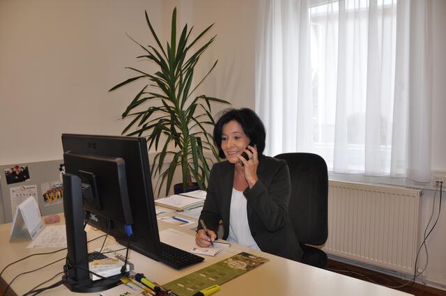 Bildunterschrift:
LAbg. Margit Göll steht bei der ersten Telefonsprechstunde für die Anfragen und Anliegen der Menschen in der Region zur Verfügung.