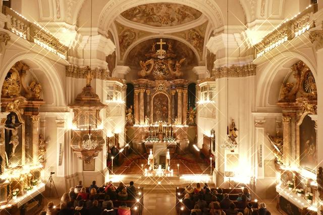 Die Pfarrkirche Hofkirchen erhellten 2019 rund 1.400 Teelichter bei der Nacht der tausend Lichter.
