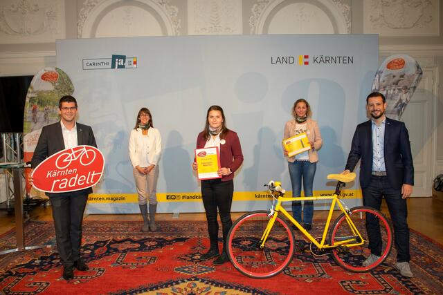 Landesrat Martin Gruber, Teresa Paul, Margarethe Stampfl und Daniela Schelch sowie Landesrat Sebastian Schuschnig (von links)