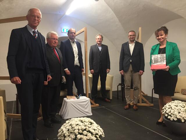 Hochaktuell in der Laaer Burg: Geschichtsaufarbeitung von Nachbarn
Werner Fasslabend, Manfred Frey, Niklas Perzi, Christoph Benedikter, Ondrej Matejka und Brigitte Ribisch