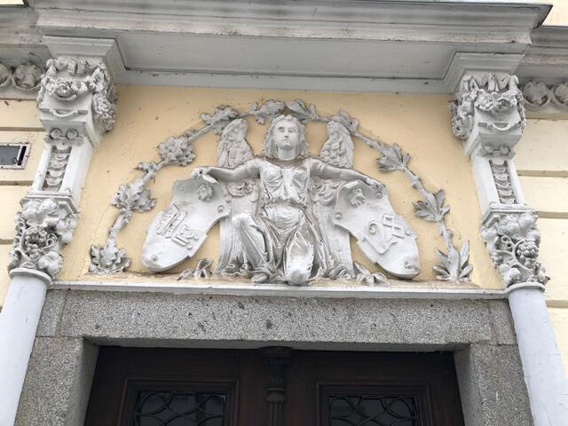 Der Engel Nr. 128 bewacht noch heute den Eingang zum Haus Schmidtgasse 1.