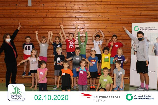 Ursula Ableidinger (ÖGK Klosterneuburg), Alexander Hawlik (Team Bewegungs-Champion), Schülerinnen und Schüler der 2. Klasse der Volksschule Kritzendorf. | Foto: ÖGK