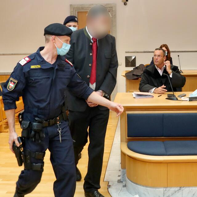 Verteidiger Andreas Mauhart (r.) wies als Tatmotiv darauf hin, dass die Mutter von dem „Scheusal paranoide Schizophrenie“ getötet wurde, nicht durch die Hand des „sanften Riesen“, der bei allen im Ort beliebt war und stets zu Hilfe eilte, wenn Not am Mann war.