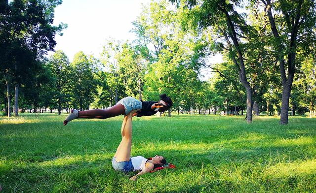 Beim Yoga kommen alle ins Gleichgewicht.