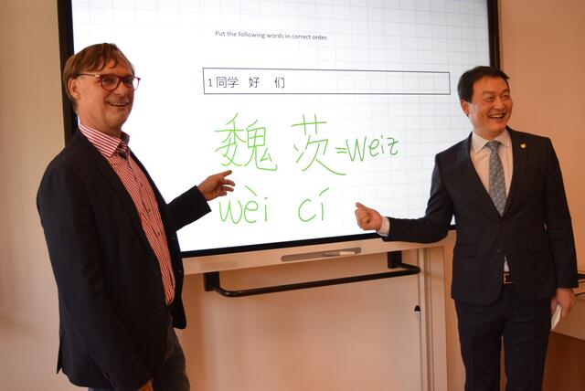 Bürgermeister Erwin Eggenreich und Chen Wanjie, Leiter des Konfuzius-Instituts in Graz, freuen sich über die kulturelle Vernetzung von Weiz und China.