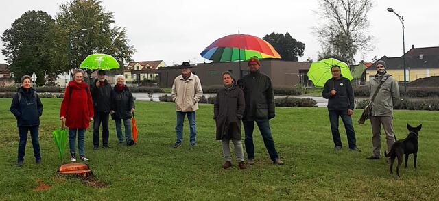 Elisabeth Ziernhöld (Ortsgruppensprecherin Grüne Hohenau), Bettina Bergauer (Grüne Delegierte für NÖ), Albert Dlabaja (Grüne Hohenau), Renate Sassmann (Grüne Hohenau), Gerhard Bartosch (ÖVP Hohenau GR), Beate Kainz (Grüne Bezirkssprecherin Gänserndorf), Jürgen Kainz (Grüne Gänserndorf), Christian Schimek (Grüne Hohenau GR), Stefan (Aktivist)