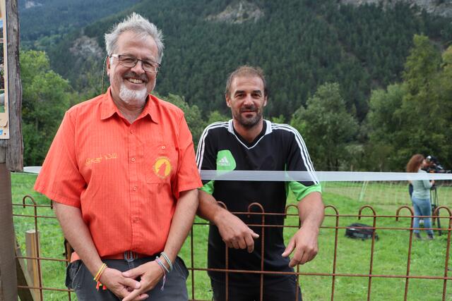 Die letzten Vorbereitungen für die Kurse im Herdenschutzzentrum Tirol in Tösens laufen - Max Rossberg (European Wilderness Society) (li.) mit Wanderschäfer Thomas Schranz. | Foto: Siegele