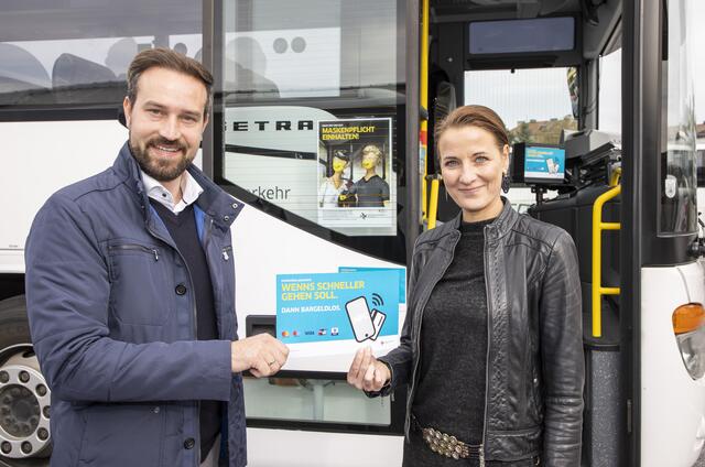 Landesrat Stefan Schnöll und Allegra Frommer, GF Salzburger Verkehrsverbund GmbH, gaben heute den Startschuss für den Einbau der neuen Terminals in den Regionalbussen.  | Foto: Salzburger Verkehrsverbund / Kolarik