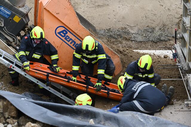 Der Arbeiter wurde von Ersthelfern und Feuerwehr befreit und vom Notarzt erstversorgt.  | Foto: fotokerschi.at/Kerschbaummayr