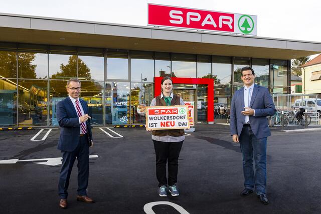 SPAR-Vertriebsleiter Josef Schroll, Marktleiterin Barbara Bayraktar und der Wolkersdorfer Bürgermeister Dominic Litzka, freuten sich über die gelungene Eröffnung.