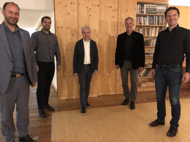 V.l.: Bgm. Daniel Stern, JW-Vorsitzender Dominik Jenewein, PV-Chef Hermann Steixner, Talmanager Roland Zankl und WK-Bezirksobmann Patrick Weber | Foto: privat