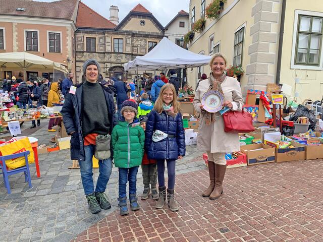 Elisabeth Engel (l.) freute sich mit Roswitha Zieger über das zweitbeste Ergebnis in der Geschichte des Flohmarktes. | Foto: privat