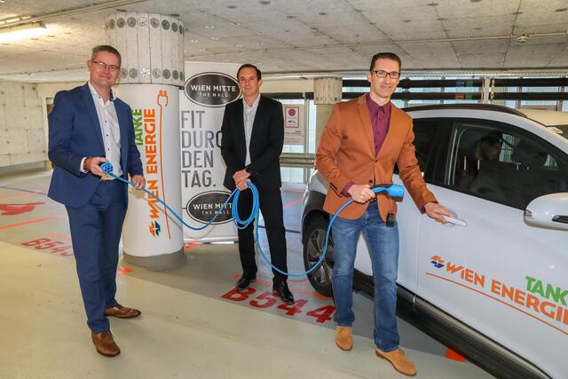 Johannes Stadler David Bergerv Florian Richter (v.l.). eröffneten die neue E-Tankstelle.