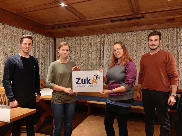 v.l.: GV Philipp Gaugl, GRin Anna Weber, Grafikerin Verena Eder und GR Matthias Einkemmer | Foto: ZukA