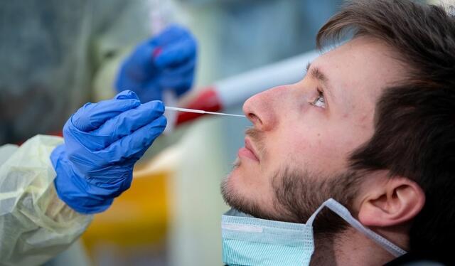 Der Abstrich für den Corona-Schnelltest wird über den Mund- oder Nasenrachenraum entnommen. | Foto: APA/dpa/Sven Hoppe
