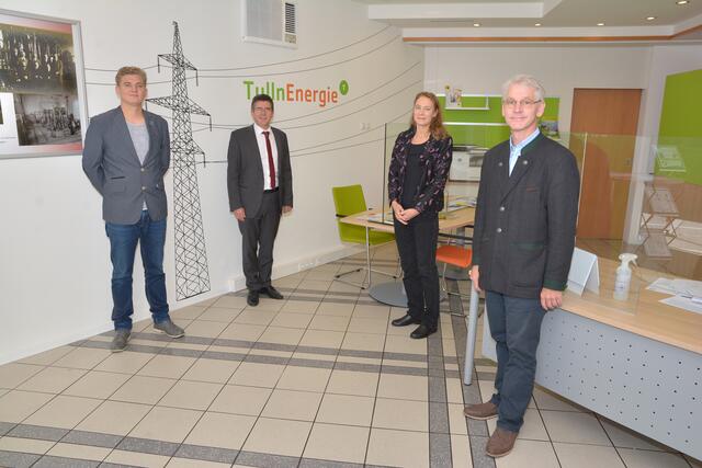 Im neuen Infocenter der TullnEnergie: Stefan Gotthart (Abt. Umwelt, Energie und Wasserwirtschaft), Bürgermeister Peter Eisenschenk, Barbara Buchinger (Abt. Umwelt, Energie und Wasserwirtschaft) und Johannes Sanda (Abteilungsleiter Umwelt, Energie und Wasserwirtschaft).