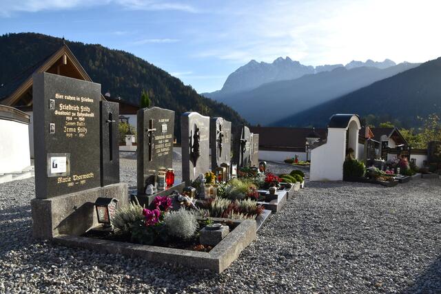 Die Gräbersegnung findet heuer ohne Angehörige statt. | Foto: Johanna Schweinester