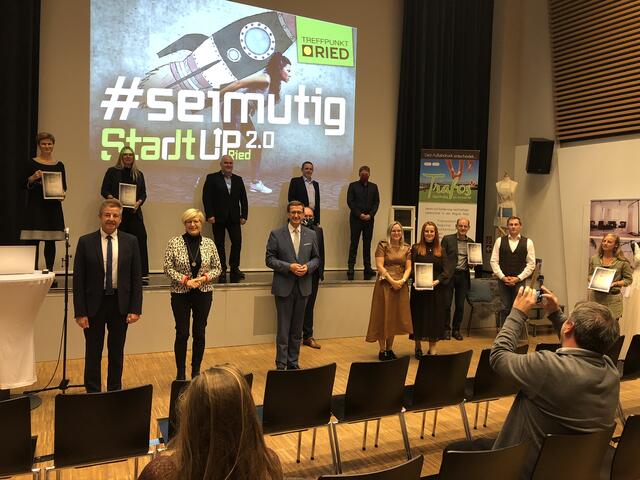 v.l.: Waltraud Murauer, Bürgermeister Albert Ortig, Daniela Zaglmayr, Vizebürgermeisterin Gabriele Luschner, Vizebürgermeister Thomas Dim, Landesrat Markus Achleitner, GF ARGE Stadtmarketing Ried Roland Murauer, Stadtrat Peter Stummer, Stadtrat Lukas Oberwagner, Viktoria Stanek, Stephanie Winklhofer-Ranftl, Markus Gramberger, Andreas Panhuber | Foto: Nagl/BRS