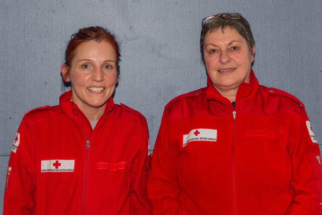 Barbara Huber (l.) und Brigitte Schmid (r.) begleiten Trauernde, Sterbende und Schwerkranke seit vielen Jahren.  | Foto: RKOÖ