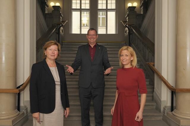 Bezirksvorsteher Georg Papai präsentiert seine neue Stellvertreterin Astrid Pany (re.). Vorgängerin Ilse Fitzbauer wechselt in den Wiener Landtag. | Foto: BV21